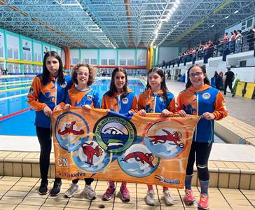 EQUIPO FEMENINO CON BANDERA.JPG