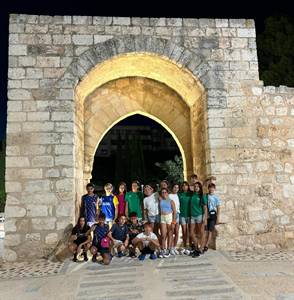 JUNTO A LOS NADADORES DEL NAUTICO SEVILLA BAJO EL ARCO.jpeg