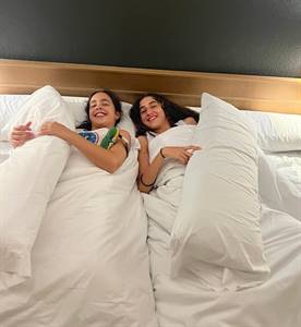 ELSA Y ANA EN LA CAMA.jpeg