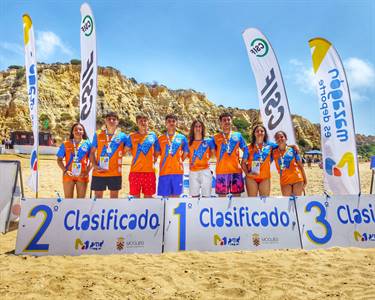 EQUIPO CON MEDALLAS.jpeg