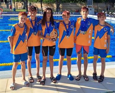 EQUIPO MASCULINO CON TROFEO.jpg